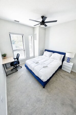 1 habitación, escritorio, tabla de planchar con plancha y wifi 