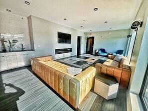 TV - Zesty Orange Abode (438) (Des Moines)