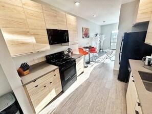 Refrigerador, microondas, horno, placa de cocina