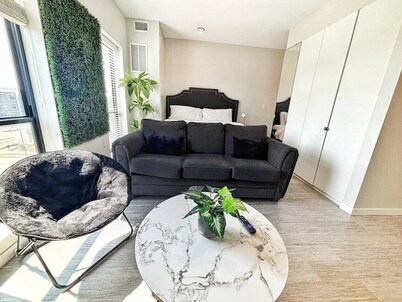 Urban Jungle Retreat (417)