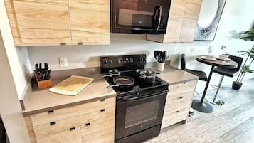 Geladeira, micro-ondas, fogão, cooktop