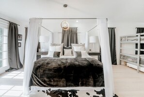 6 bedrooms, desk, iron/ironing board, WiFi