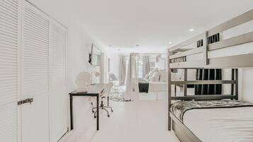 6 slaapkamers, een bureau, een strijkplank/strijkijzer, wifi