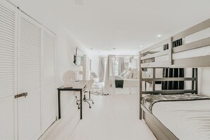 6 slaapkamers, een bureau, een strijkplank/strijkijzer, wifi