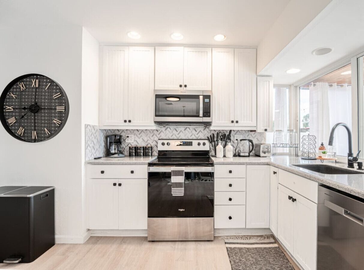 Refrigerador, microondas, horno y parrilla de estufa 