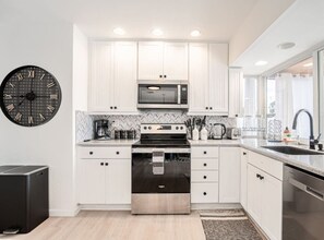 Een koelkast, een microgolfoven, een oven, een kookplaat