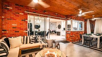 Een televisie, een open haard, videogames en een stereo