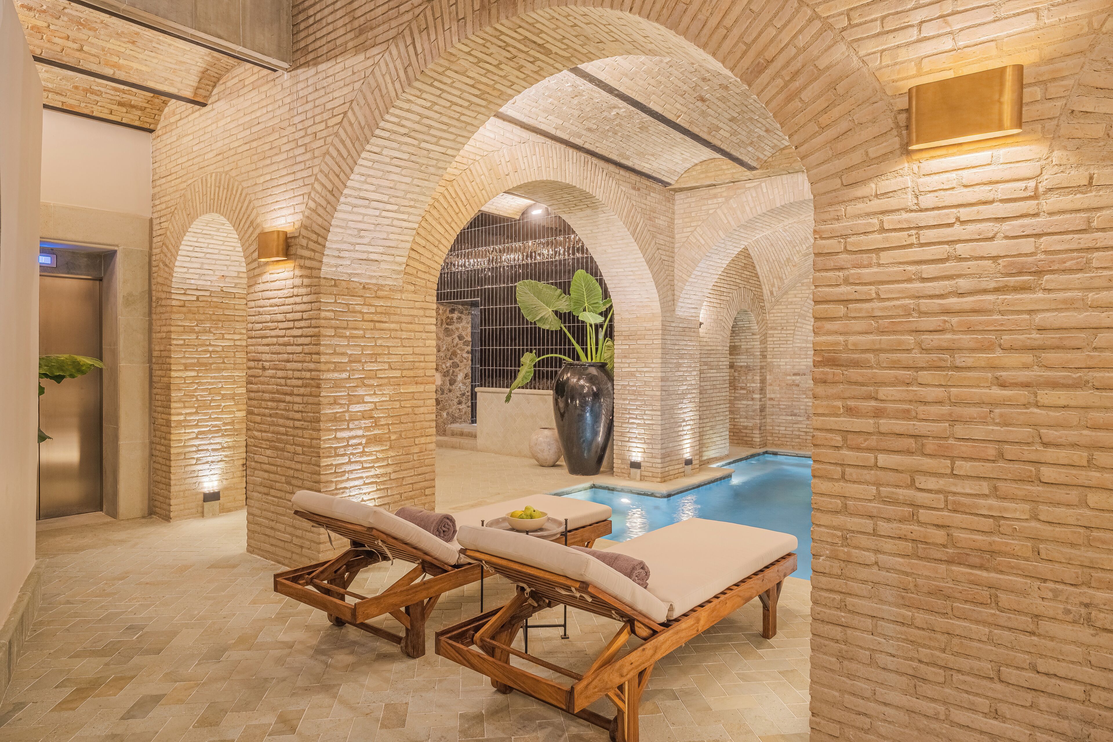 Una piscina cubierta