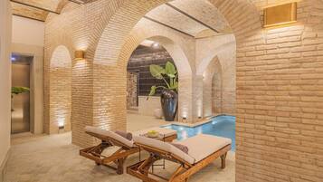Una piscina cubierta