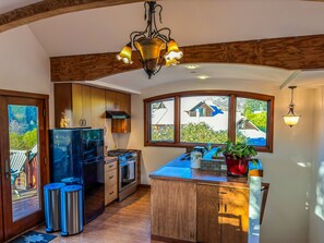 Réfrigérateur, four à micro-ondes, un four, surface de cuisson