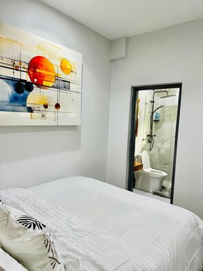 Premium bedding, desk, laptop workspace, free WiFi - Stereo Hotel (Arusha)