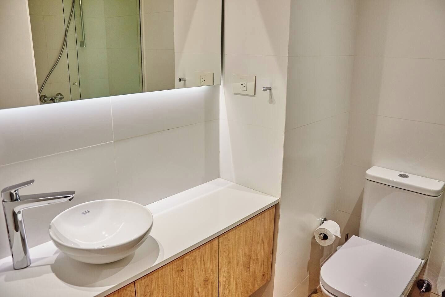 Ducha, secador de pelo, bidet, toallas