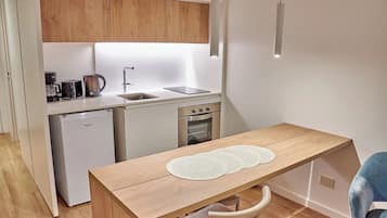 Mikrobølgeovn, kaffetrakter/tekoker, brødrister og kjøkkenutstyr