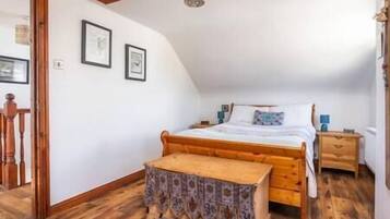 7 bedrooms, WiFi, bed sheets