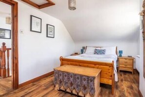 7 bedrooms, WiFi, bed sheets