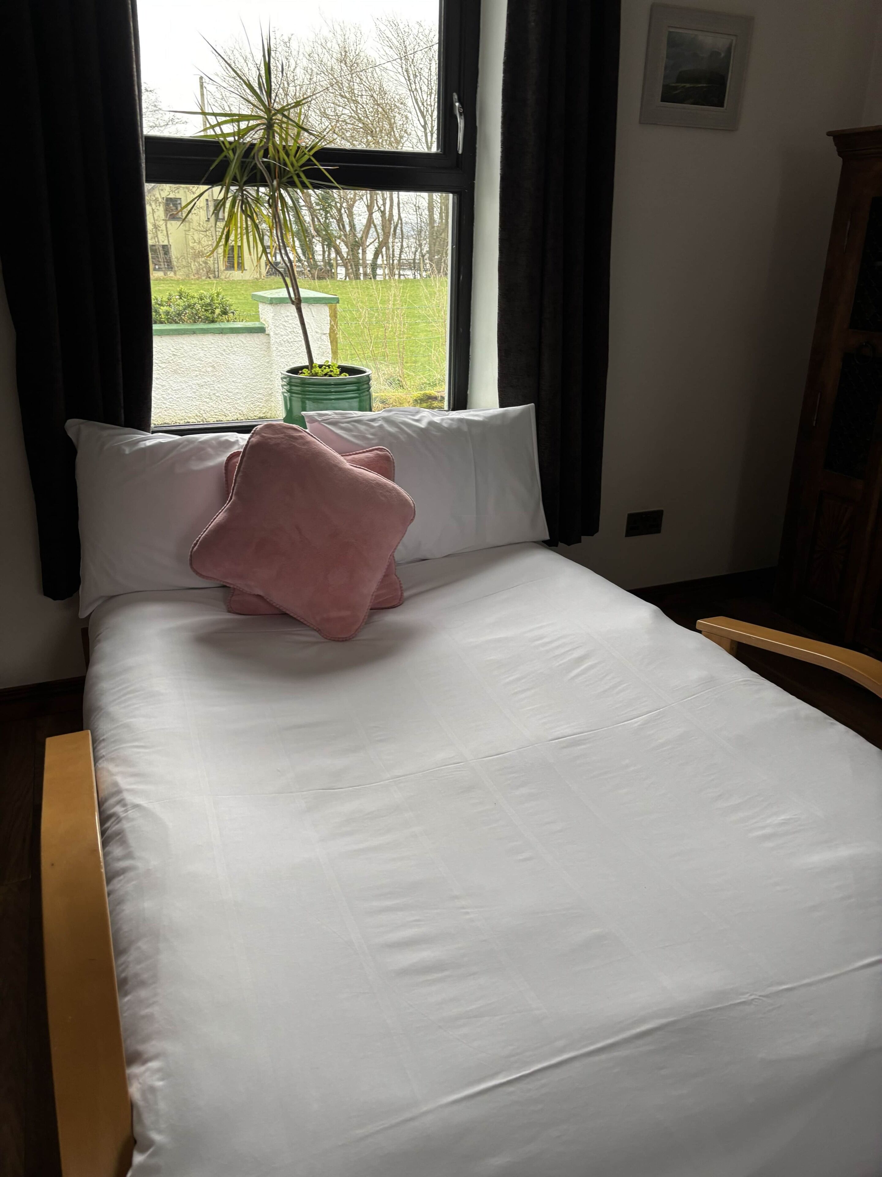 7 bedrooms, WiFi, bed sheets