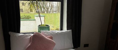 7 bedrooms, WiFi, bed sheets