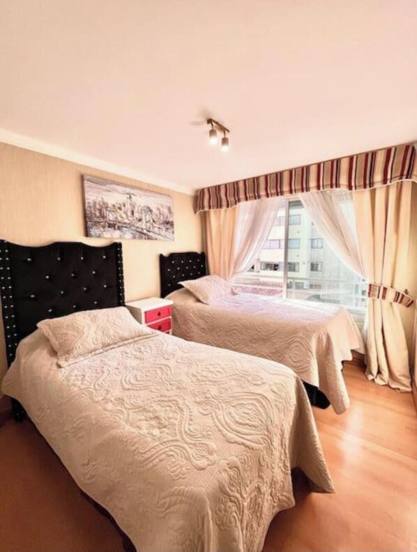 4 habitaciones, tabla de planchar con plancha, wifi y ropa de cama 