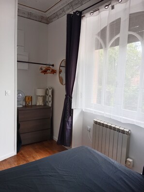 1 bedroom, iron/ironing board, WiFi, bed sheets - Pounette, apartment T2 RDC, 1 bedroom facing the thermal baths, villa des Tilleuls  (Luxeuil-les-Bains)