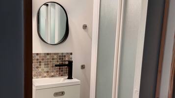 Douche, sĂšche-cheveux, serviettes fournies, savon