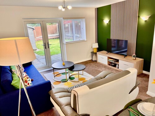 A vibrant 3-bedroom house with ample parking in Derby