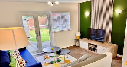 A vibrant 3-bedroom house with ample parking in Derby