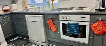 A vibrant 3-bedroom house with ample parking in Derby