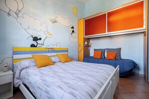 3 slaapkamers, een strijkplank/strijkijzer, gratis wifi, beddengoed
