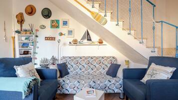 TV connectée, baby-foot, livres