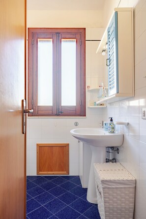 Een douche, een haardroger, een bidet, handdoeken