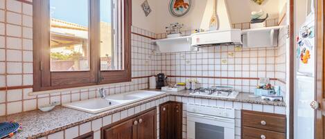 Mikrowelle, Ofen, Herdplatte, Wasserkocher mit Kaffee-/Teezubehör