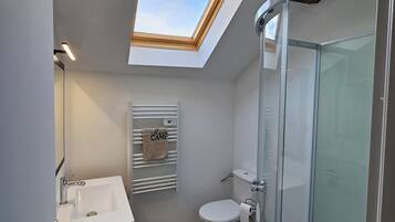 Dutxa, assecador de cabells, tovalloles i paper higiènic