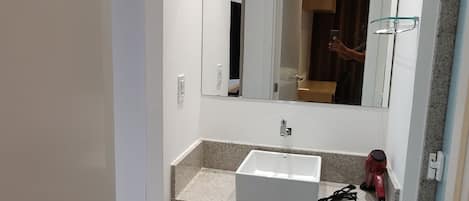 Haartrockner, Handtücher, Seife, Toilettenpapier