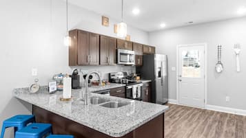 Coffee/tea maker, fridge, microwave, oven