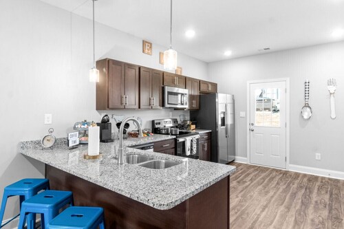 Sapphire Oasis: A Luxurious Townhouse Retreat near Nashville & Ft Campbell