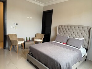 4 habitaciones, caja de seguridad en la habitación y escritorio