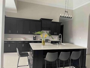 Micro-ondes, four, plaque de cuisson, serviettes en papier