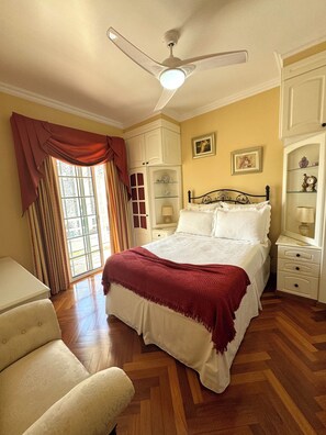 3 bedrooms, iron/ironing board, WiFi, bed sheets