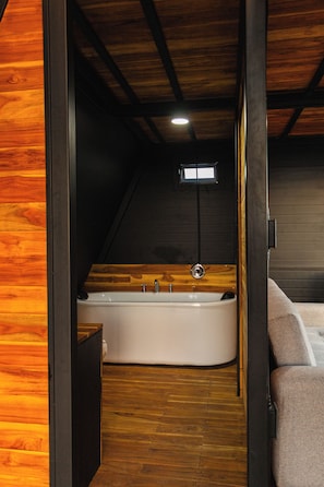 Phòng Deluxe, quang cảnh sa mạc | Phòng tắm | Buồng tắm vòi sen, đồ dùng nhà tắm miễn phí, khăn tắm, xà phòng