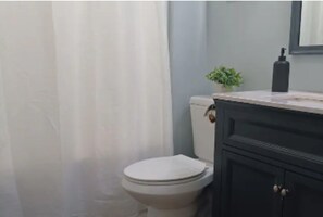 Toallas, jabón, papel de baño 