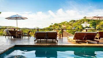 Una piscina al aire libre de temporada