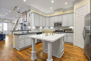 Fridge, microwave, dishwasher, coffee/tea maker - Central Chic: Trendy Midtown 3BR Retreat (Houston)