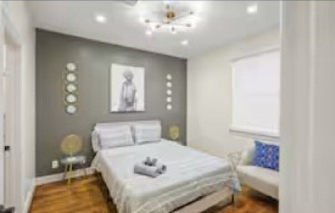 3 bedrooms, desk, iron/ironing board, travel cot