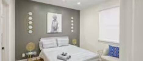 3 habitaciones, escritorio y tabla de planchar con plancha