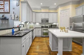 Kjøleskap, mikrobølgeovn, oppvaskmaskin og kaffetrakter/tekoker