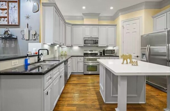 Fridge, microwave, dishwasher, coffee/tea maker - Central Chic: Trendy Midtown 3BR Retreat (Houston)