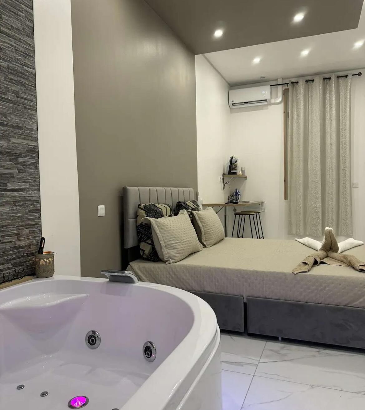 1 chambre, bureau, fer et planche à repasser, Wi-Fi gratuit