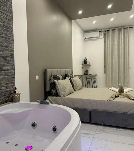 Suite GOLD Amaryllis Jacuzzi & Sauna Clim Wifi Béziers Self-catering 24 hours a day