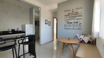 Apartament Comfort, pati, vistes al pati | Sala d'estar | Televisor intel·ligent de 322 polzades amb canals digitals