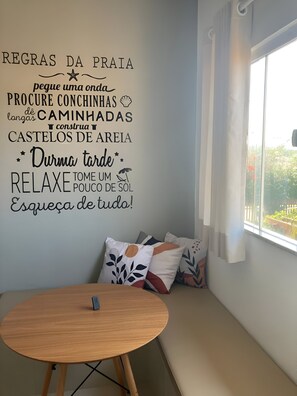 Apartemen Comfort, patio, pemandangan halaman | Area keluarga | Smart TV 322-inci dengan saluran TV digital dan layanan streaming